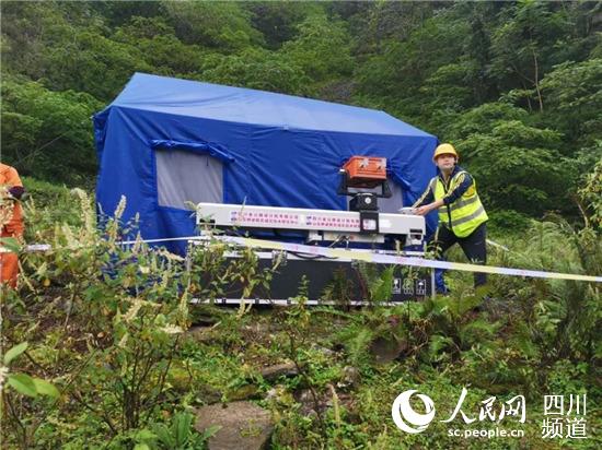 技術(shù)人員安裝邊坡雷達檢測設(shè)備。四川公路設(shè)計院供圖
