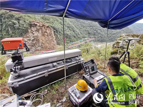 四川公路設(shè)計院技術(shù)人員查看分析該高危邊坡實時變形數(shù)據(jù)。四川公路設(shè)計院供圖
