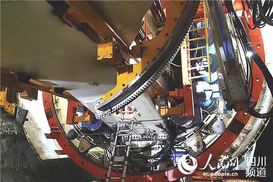 “月城涼山號”刀盤內(nèi)部。郭瑩 攝