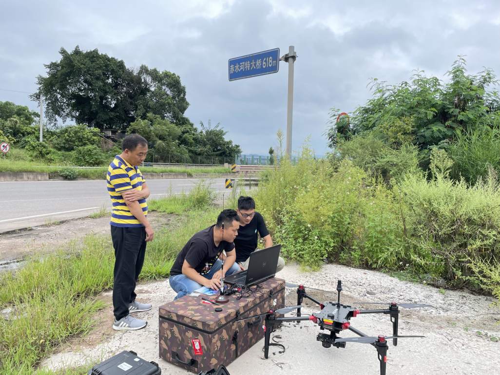 1632355574606413.png?x-oss-process=style/w10 四川公路設(shè)計(jì)院技術(shù)人員現(xiàn)場開展無人機(jī)航拍作業(yè)準(zhǔn)備.png?x-oss-process=style/w10
